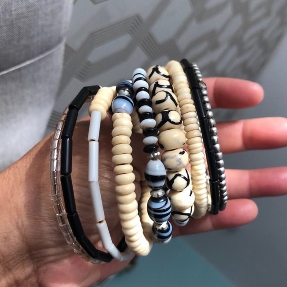 TEN TURN BEAD AND BONE BRACELET BLACK & WHITE - Picture 8 of 8